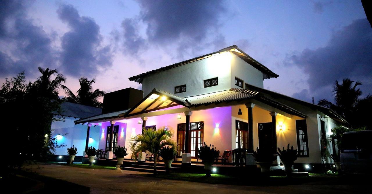Grand Hilton Hotel 尼甘布 外观 照片
